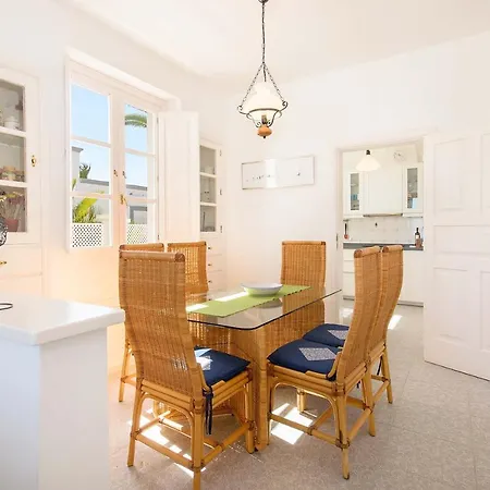 La Casa Del Puerto, *